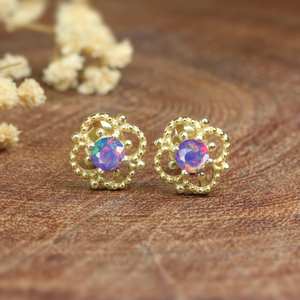 Boucles d'oreilles clous en opale de feu lavande pour femmes, argent sterling plaqué or, motif floral, opale éthiopienne, pierre de naissance d'octobre - Product Image 1