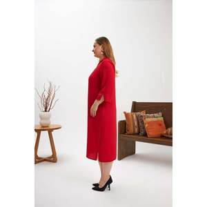Robe longue tissée rouge grande taille pour femme RMG avec col élégant orné d'une broche et fente latérale stylée - Product Image 3