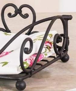 Porte-serviettes en fer forgé noir, ce qui en fait un excellent ajout à votre décor de cuisine ou de salle à manger. - Product Image 4