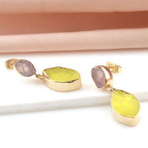 Vente en gros de bijoux tendances quartz rose naturel brut avec sucre druzy boucles d'oreilles à double pierre en laiton plaqué or - Product Image 4