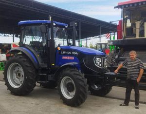 Tractor Lovol 1004 Cabina espaciosa con aire acondicionado Cargador frontal con desviador auxiliar y electrónico Tractor Lovol 1004 Cabina espaciosa con - Product Image 1