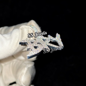 จี้เพชรแบบฮิปฮอปน้ำแข็ง10K สีทองปรับชื่อเองได้สร้อยคอคริสตัลเริ่มต้นส่วนบุคคลสำหรับคุณแม่ของเธอ - Product Image 2