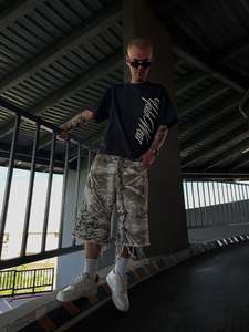 Camiseta de algodón negra de gran tamaño para mujer, estampado de logotipo Vertical personalizado, Unisex hombros caídos, venta al por mayor, moda callejera, patrón sólido - Product Image 5