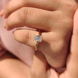 แหวนเพชรทรงเอเมอรัลด์คัทแบบโซลิแทร์ดีไซน์ตะกร้าสุดพิเศษ - Product Image 4