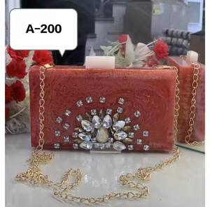 Bolso de mano hecho a mano Una rica mezcla de texturas de colores y patrimonio cultural que puedes llevar a cualquier lugar - Product Image 1