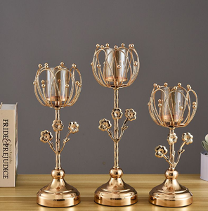 Trío de candelabros de oro con forma de tallo de flor y pantallas de cristal con forma de tulipán. Disponible a precios de mayoreo. - Product Image 1