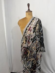 Foulards en soie imprimés sur mesure dans une large gamme de modèles pour les filles et les dames de tous les groupes d'âge et à des fins de revente. - Product Image 2