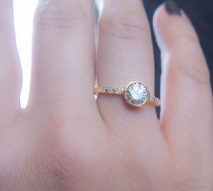 Anillo de Boda con Moissanita Gris de Corte Redondo y Engaste de Bisel, Plata 925 Original con Baño de Oro, Joyería Fina para Fiesta, Regalo de Cumpleaños - Product Image 3
