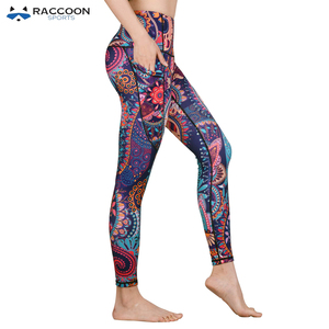 Legging en tissu Polyester et Spandex sublimé sur mesure, legging imprimé de sport de raton laveur - Product Image 4
