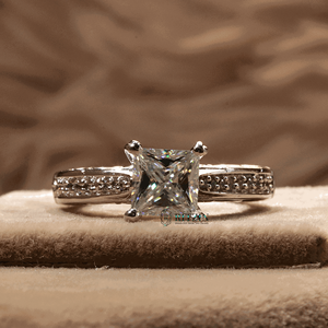 Bague de fiançailles princesse et coupe ronde solitaire avec accent pour femme - Product Image 4