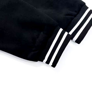 Veste bomber varsity en toile pour homme, personnalisable en gros, col en V, logo sur le devant, respirante, haute qualité, service OEM - Product Image 5