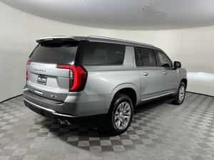 Sterling Metallic 2025 GMC Yukon XL Denali RWD con asientos de cuero arranque remoto ruedas cromadas navegación Bluetooth asiento de tercera fila - Product Image 3