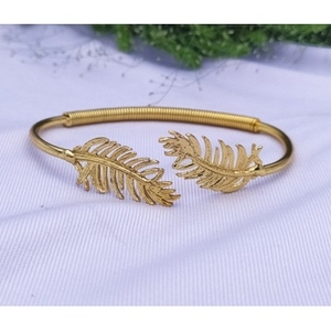 Bracelets en laiton faits à la main, plaqués or, style vintage avec motif plume, pour cadeaux - Product Image 6