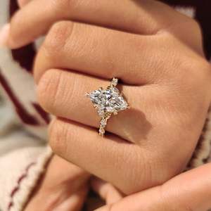 Bague de fiançailles florale en diamant de laboratoire de forme marquise, inspirée de la nature, certifiée IGI, or avec 8 pierres latérales par Unii Jewels - Product Image 2
