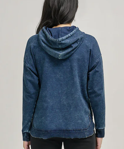 Sweat-shirt à capuche en molleton bleu délavé personnalisé avec poche avant, cordon de serrage, style streetwear décontracté, coupe ample, par Ako - Product Image 3