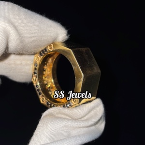 แหวนฮิปฮอปดีไซน์หกเหลี่ยม ชุบโรเดียม ประดับเพชรโมอิสซาไนต์สีดำ VVS เงินแท้ 925 แบบฝังหนามเตย ดีไซน์ทันสมัย สั่งทำได้ - Product Image 6