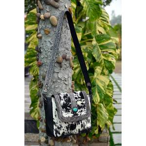 Bolso de cuero hecho a mano para niñas con correa tallada desmontable Último diseño Exportación Listo para regalos de cumpleaños - Product Image 5