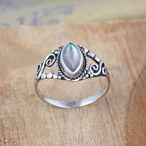 Bague en Labradorite Naturelle pour Elle Bijoux Boho en Argent Sterling 925 Bleu Feu Marquise Minimal Designer Bague Cadeau pour Femme - Product Image 1