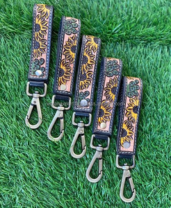 ห่วงโซ่กุญแจหนังสลักลายดอกไม้มีสไตล์พวงกุญแจหนังอุปกรณ์เสริมพวงกุญแจน่ารัก - Product Image 2