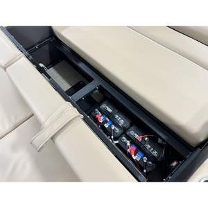 เรือบาร์เลตต้า คาบริโอ C24UC ปี 2025 พร้อมที่นั่งลอยน้ำสีแชมเปญ/ไวนิลสีดำด้าน - Product Image 6