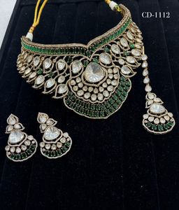 สร้อยคอโช้คเกอร์คอแบบดั้งเดิมพร้อมหินสีที่แตกต่างกันและดีไซน์รูปใบไม้รูปตัว AD kundan พร้อมต่างหูและ maangtikka - Product Image 1