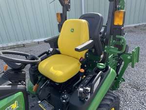 Achetez un tracteur John Deere 2025R 4x4 de qualité supérieure, tracteur utilitaire, tondeuse à gazon avec chargeur frontal E-Hydro 4WD, disponible dès maintenant - Product Image 5