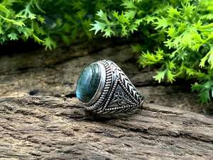 Anillo de plata alemana con labradorita chapada en rodio, joyería hecha a mano con engaste de bisel, anillo moderno unisex. - Product Image 5