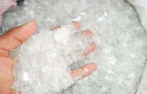 Flocons de PET vierges de qualité supérieure, résistance aux hautes températures, rigidité élevée, qualité pour moulage par injection, pour bouteilles et applications en fibres - Product Image 3