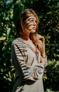 Vente en gros de robes mode élégantes à broderie florale pour femmes, mini-longueur, tissu européen simple et beau style ukrainien - Product Image 3