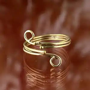 सुंदर सोना मढ़वाया पीतल धातु मोती डिजाइन अंगूठियां आभूषण। अनुष्ठान कार्यों और आकस्मिक पार्टियों के आभूषण के लिए