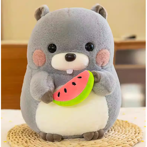 ตุ๊กตาตัวนากสีเทาน่ารัก ขนาด 10 นิ้ว นุ่มฟูมาก พร้อมผ้าพันคอรูปแตงโม เหมาะสำหรับเป็นของขวัญวันเกิด บรรจุใยฝ้าย PP น้ำหนักพอเหมาะสำหรับเด็กผู้หญิง - Product Image 2