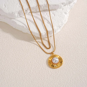 Collier pendentif fleur en perles artificielles plaqué or 18 carats en acier inoxydable 304 pour femmes, imperméable, pour tenues modernes - Product Image 1