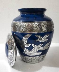 Urnes de crémation en laiton de frontière de conception en relief de couleur bleue pour les cendres adultes humaines urne commémorative de crémation pour les cendres humaines - Product Image 6