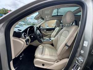 Mercedes-Benz GLC 300 4MATIC SUV 2021 NEGRO USADO CON BAJO KILOMETRAJE - Product Image 2