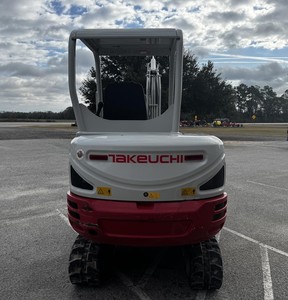 ENVÍO GRATUITO: Miniexcavadora TAKEUCHI T138FR, Motor Diésel de 27 HP, 674H, Cabina Cerrada con Aire Acondicionado, Aprobación EPA y CE, Sistema Hidráulico Auxiliar PLC - Product Image 6