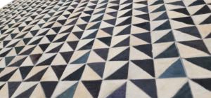 Tapis artisanal en patchwork de cuir de vache noir et blanc, tapis de luxe en cuir à poils pour la maison et le bureau - Product Image 5