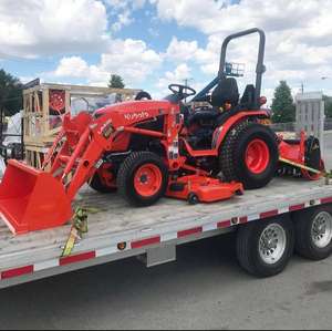 Tractor pequeño Kubota 4x4 con cortacésped y cargador frontal. - Product Image 6
