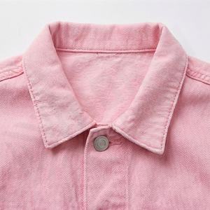 เสื้อแจ็คเก็ตเดนิมดิบผ้าฝ้ายสีสันปรับแต่งได้สไตล์ชิค สตรีทแวร์ ดีไซน์ติดกระดุมด้านหน้า คอปกคลาสสิก แฟชั่นทันสมัย - Product Image 4