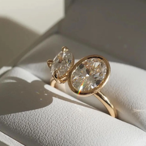 Anillo de Compromiso con Diamante Cultivado en Laboratorio Toi Et Moi de 2.70 CTW, Corte Ovalado, Diamantes Certificados por IGI, Diseño de Engaste de Bisel en Oro Sólido de 14K - Product Image 3