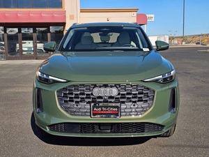 (W&T) PROMOCIÓN Venta de Autos Usados: Audi Q5 Premium Plus 2025, SUV 4 Puertas con Tracción en las Cuatro Ruedas (2.0L 4 Cilindros Turbo 7AM), Color Verde Metálico - Product Image 3