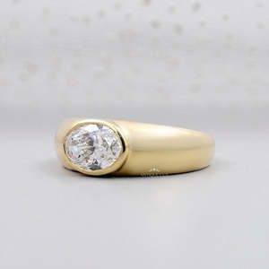 Bague de fiançailles pour femme en diamant de laboratoire certifié IGI, taille ovale, sertie clos, style East West - Product Image 4
