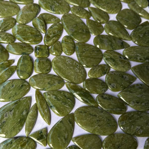 Pierres précieuses en jaspe serpent naturel de qualité AAA en gros, cabochon plat vert, pierre en vrac pour la fabrication de bijoux - Product Image 1