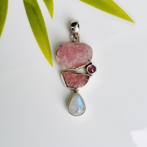 Cuarzo Rosa en Bruto, Piedra Lunar, Elegante y Único, Colgante de Moissanita con Bisel, Joyería Fina para Mujer, Ideal para Fiestas - Product Image 1