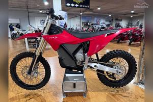 Motocicleta Eléctrica Todoterreno y Enduro Dominator Starks Varg 2024 de Alta Calidad, 80 HP, 6.5 kWh - Product Image 3