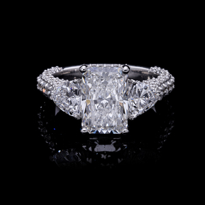 Bague de fiançailles en or 14 carats avec diamant de laboratoire rempli de 3 carats, taille radiant, pierres latérales triangulaires centrales, certifiée IGI, plaquée rhodium - Product Image 2