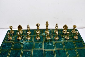 Jeu d'échecs en laiton artisanal avec plateau en marbre vert poli, élégant, luxueux, écologique, pliable, jeu de stratégie, décoration, cadeau - Product Image 3