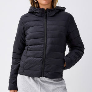 Veste d'hiver pour femme à capuche en duvet avec poches utilitaires et logo sur la poitrine, veste matelassée tendance pour femme, veste à bulles - Product Image 1