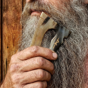Peine de Cuerno con Forma de Hacha Vikinga Personalizado - Peine para Barba y Cabello de Cuerno de Búfalo Hecho a Mano - Herramienta de Aseo Pagano de Lujo con Runas Nórdicas Grabadas - Product Image 2