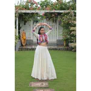 Navratri จิตวิญญาณแบบดั้งเดิมบรรยากาศเทศกาล lehenga choli สำหรับปาร์ตี้ที่มีอยู่ในสีที่แตกต่างกัน - Product Image 1