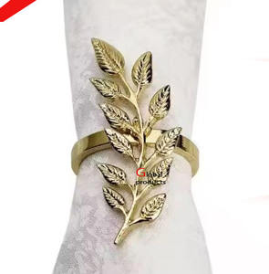 Anneau de serviette unique en métal doré avec un motif de feuille pour hôtel, restaurant et bar - Product Image 1